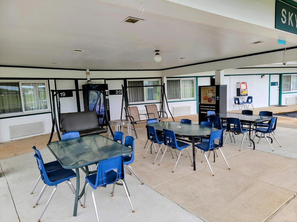 Skyview Motel - Prairie Du Sac Bagian luar foto